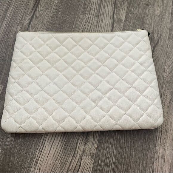 Betsey Johnson Pebbled White Faux Leather Clutch Pouch - Picture 1 of 7